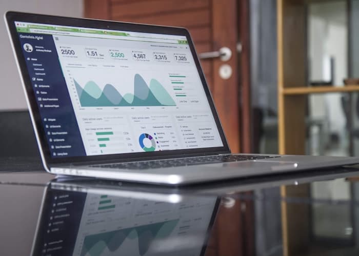 Tela com gráficos e indicadores de analytics de crescimento