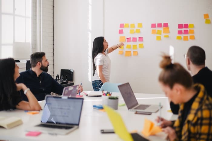 Equipe em reunião de estratégia de marketing ao redor de uma mesa
